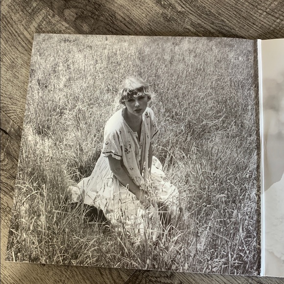 Taylor Swift folklore Vinyl - Red colored record semi rare - Picture 4 of 7